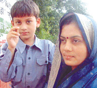 Akash with his mother after being rescued by the Delhi Police.