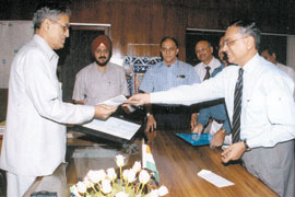 The Chairman of Indraprastha Gas Limited, Mr Proshanto Banerjee, presenting a dividend cheque of Rs 1.05 crore to Lt-Governor B. L. Joshi in the Capital.