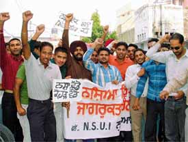 NSUI activists raise slogans against the drug mafia in the state and urge youngsters to shun drugs