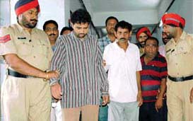 Three persons who used to drug and rob people were arrested