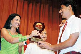 Ms Shewta Tiwari, brand ambassador of Vardhman Mills, gives away the first prize to the winner of a debate