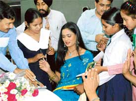 Shweta Tiwari of ‘Kasauti Zindagi Ki’ fame signs autographs during the Aao Bune contest at the CII complex