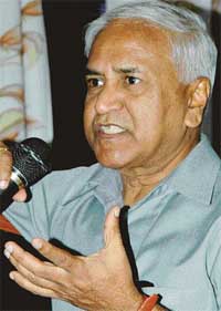 Dr R.J. Dash delivers a lecture on prevention of diabetes at the Chandigarh Press Club, Sector 27, Chandigarh