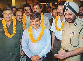 BSF Inspector General, G.S. Gill welcomes Major-Gen Zaved Zia and Major-Gen Hussain Mehdi of Pakistan Rangers along with other officers in the 15-member delegation which arrived