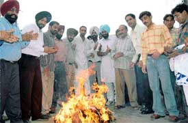 Activists of the Youth Congress burn an effigy of Gujarat Chief Minister Narendra Modi