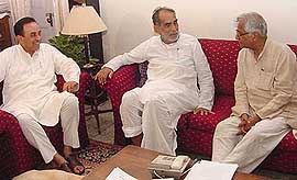 From left, Mr Subramaniyam Swami, former Prime Minister Chandra Shekhar and Mr George Fernandes at a meeting on Sonias foreign issue held in New Delhi on Monday.