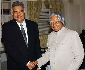 President A.P.J. Abdul Kalam shakes hand with Sri Lankan Opposition Leader