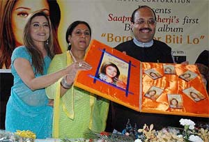 Veteran actress and Member of Parliament Jaya Bachchan and Samajwadi Party General Secretary Amar Singh releasing renowned singer Sapna Mukherjee's first Bengali album