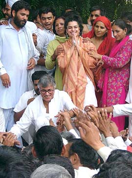 HVP secretary Surinder Singh and his daughter Shurti being greeted by their supporters 