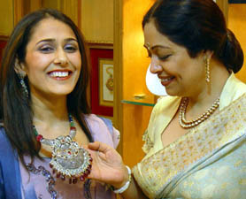 Kiron Kher admires the Victorian necklace of Pooja Jain, owner of a jewellery arcade, which she inaugurated in Chandigarh 