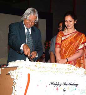 President APJ Abdul Kalam cutting a cake