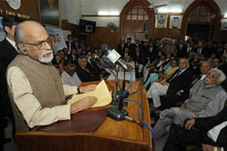 Former Indian Prime Minister Inder Kumar Gujral addresses members of the Lahore High Court Bar Association