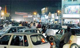A heavy rush of shoppers for Navratras has added to the traffic chaos at Ghumar Mandi Chowk in Ludhiana