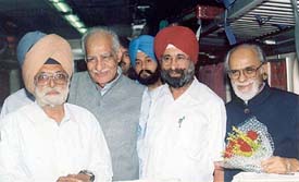 Members of the Dhan Pothohar Brotherhood and the Punjab Sangeet Kala Manch welcome former Prime Minister I.K. Gujral and journalist Kuldip Nayar at the Ludhiana railway station.