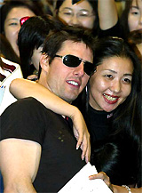 Hollywood star Tom Cruise poses with a Japanese fan at Narita international airport, northeast of Tokyo