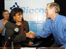 Kiran Mazumdar Shaw, Chairman and Managing Director, Biocon Ltd, with Dr Christopher H.Price, President and CEO of Nobex Corporation, USA
