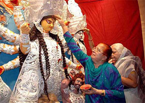 Bhupinder Singh, younger sister of Prime Minister Manmohan Singh, decorating Goddess Durga