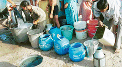 Residents of unauthorised colonies queue up for scare potable water