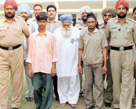 Kulwant Singh in police custody along with his accomplices Surinder and Rahul Singh in Ludhiana