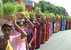 Women devotees carrying "jawar" for immersion in the Upper Lake