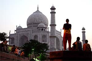 Foreign tourists admire Taj Mahal