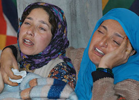 Relatives of Rouf Rasool, a former district commander of Hizb-ul-Mujahedeen, wail during the funeral procession in Chanapore on Sunday. 