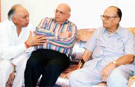 Punjab Finance Minister Surinder Singla, makes a point to Union Human Resource Minister Arjun Singh who was in Ludhiana for a function