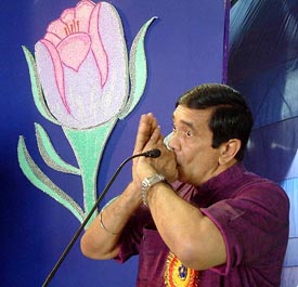 Mr Oscar Fernandes, Union Minister of State for Statistics and Programme Implementation, plays a mouth organ before delivering his lecture in the National Catholic Youth Convention in Bhopal 