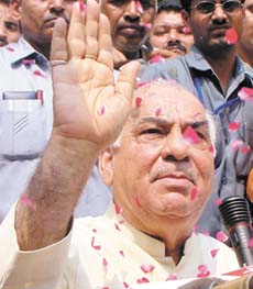 Rajasthan Governor Madan Lal Khurana talking with mediapersons at Jodhpur House in the Capital