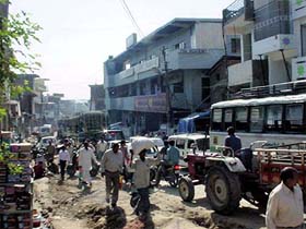 A scene of a traffic jam in Hamirpur