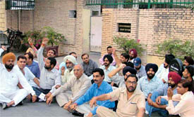 BJP leaders hold a dharna outside the house of the Municipal Commissioner S.K. Sharma in protest against the alleged bypassing of norms for issuing tenders