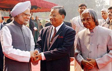 Prime Minister Manmohan Singh and President A.P.J. Abdul Kalam welcome Senior General Than Shwe, Chairman of the State Peace and Development Council of the Union of Myanmar, at a ceremonial reception in his honour at the forecourt of Rashtrapati Bhavan in New Delhi on Monday.