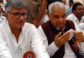 Congress leaders Surender Singh and Bhajan Lal at a rally at Nathusari Chopta in Sirsa district