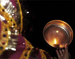 A woman look at the Moon through a sieve