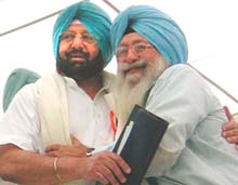 Punjab Chief Minister Amarinder Singh and Punjab State Services Federation president Charanjit Singh Walia at a function organised by the federation in Patiala on Monday.