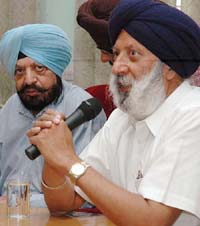 Pal Singh Purewal, author of the Nanakshahi calendar, speaks at a function at Lyallpur Khalsa College, Jalandhar, on Tuesday.