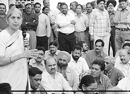 Punjab BJP Vice-President Laxmi Kanta Chawla addresses party workers before burning an effigy of Chief Minister Amarinder Singh in front of Deputy Commissioners office in Jalandhar on Tuesday. 