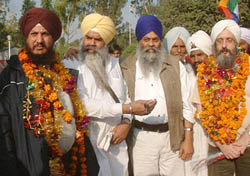 A delegation of Sikhs from France is being received by Bhai Ranjit Singh, a former Jathedar of Akal Takht, at Amritsar airport