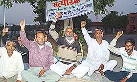 Residents of Raipur Rani stage a dharna demanding an inquiry against the doctor of Civil Hospital, Raipur Rani