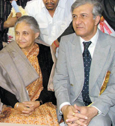 Delhi Chief Minister Sheila Dikshit with Dr K.K.Paul, Commissioner of Police, at Roza Iftar party