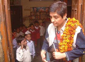 Dr Kiran Bedi being welcomed by students of Citizen Forum Vidya Mandir in Amritsar 