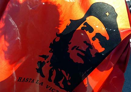 A man stretches a flag with the portrait of legendary guerrilla fighter Che Guevara during a rally in Russia's southern city of Stavropol on Sunday