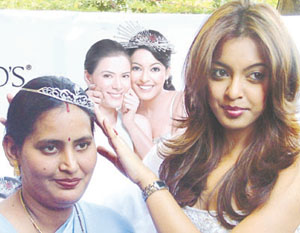 Santosh Kumari, who is the Pond's Googly Woogly Princess from Delhi, being crowned by Miss India Universe 2004 Tanushree Dutta