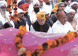 Former Deputy Prime Minister and BJP national president, L.K. Advani with other BJP leaders offering prayers at the BJP Delhi Pradesh office to observe the 400th anniversary of the Guru Granth Sahib in the Capital 