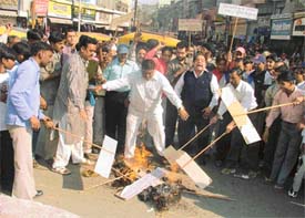 Activists of the Shiv Sena burn an effigy of the Tamil Nadu Government to protest against the arrest of Shankaracharya of Kanchi in Ludhiana