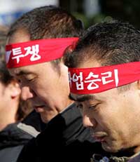An official of the Korean Government Employees Union Ahn Byung-soon and Lee Su-Ho, president of the Korean Confederation of Trade Unions, a nationwide umbrella labour group