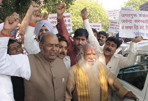 Activists of Dharam Yatra Mahasangh led by VHP leader Acharya Giriraj Kishore, demonstrating against the arrest of Kanchi Shankaracharya Sri Jayendra Saraswati, at Jantar Mantar in the Capital on Tuesday.