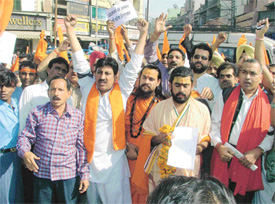 VHP and Shiv Sena activists stage a protest against the arrest of the Kanchi Shankaracharya in Ludhiana