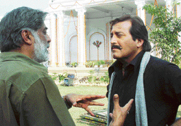 Director Satwant Dhadda with actor Vinod Khanna during the shooting of 'Choodiyan' in Patiala on Tuesday.