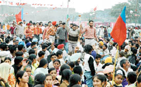 Activists of the All-India Youth Federation take a pledge to root out the unemployment problem from the country on the occasion of the martyrdom day